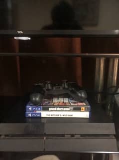ps4 with 2 controller and 3games