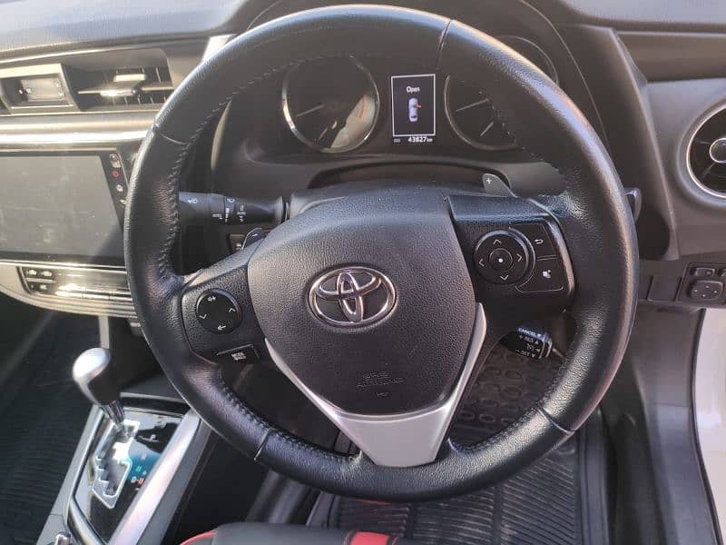 Toyota Corolla Grandi 1.8 Black interair 16