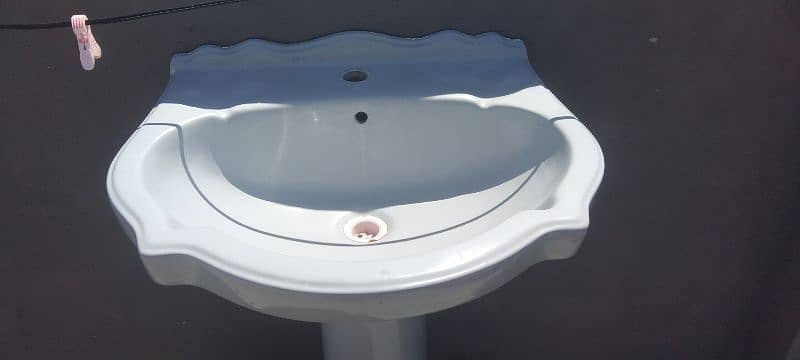 Wash Basin In Good Condition 1