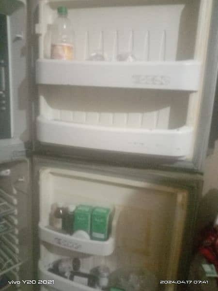 an refrigater for sale in good condion 3