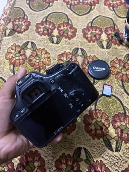canon 550D camera with 18/55 lens and sd card 0