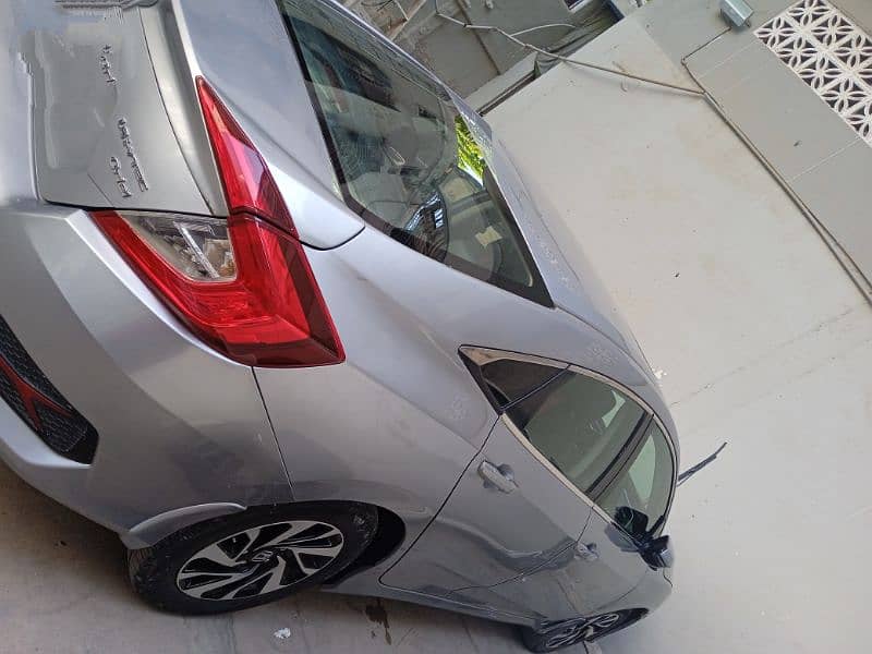 honda civic 2018 fully original only two pieces touch-up 11