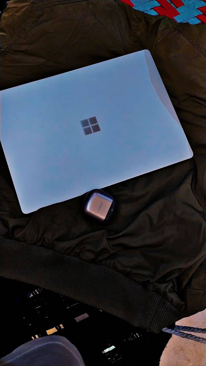Microsoft Surface Laptop (i5-8th-8-256-13.5”-2K) 4