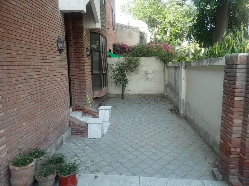 House Best For Executive Office/ Working Space At Moulana Shoukat Ali Road 1