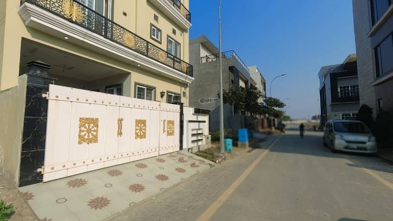 A Prime Location House Of 5 Marla In Lahore 3