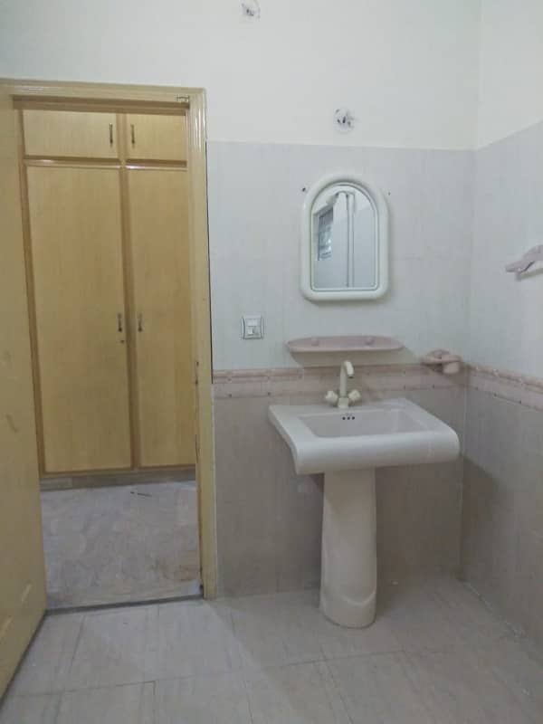 10,Marla beautiful Upper portion available for rent near Shoukat khanam Hospital 8