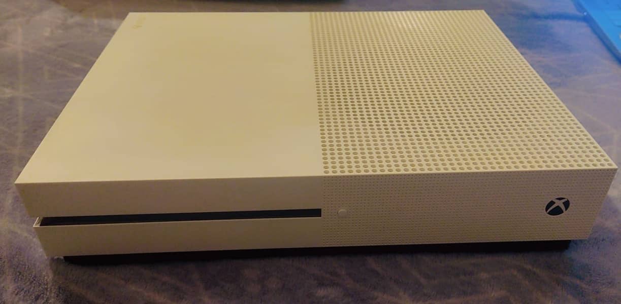 Xbox One 1Tb Console with 02 Controllers & FC 24 Game 7