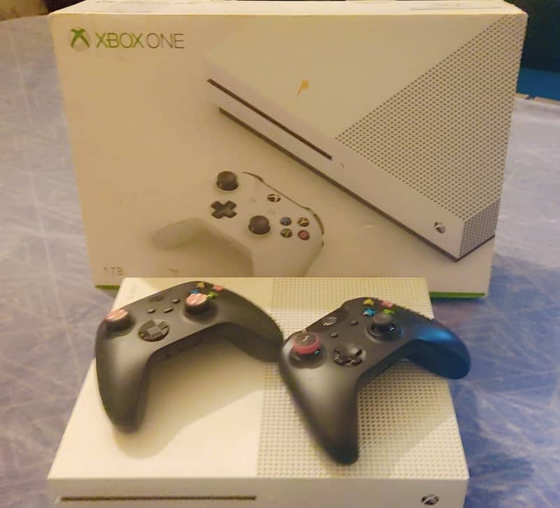 Xbox One 1Tb Console with 02 Controllers & FC 24 Game 8