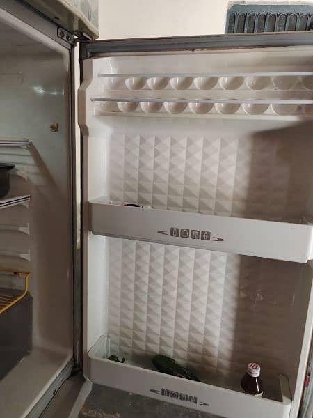 dawlance medium size fridge sale zbrdast and ok condition 3