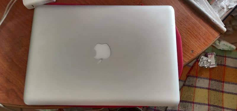 i am seling my macbook contact me on this nmbr 03069002795 4