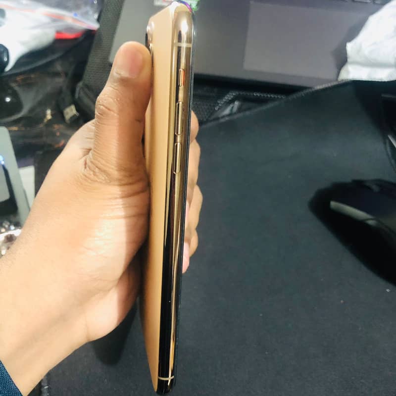 Iphone 11 pro max PTA approved | GOLD | 9.5/10 | 64gb | 84 BH 4