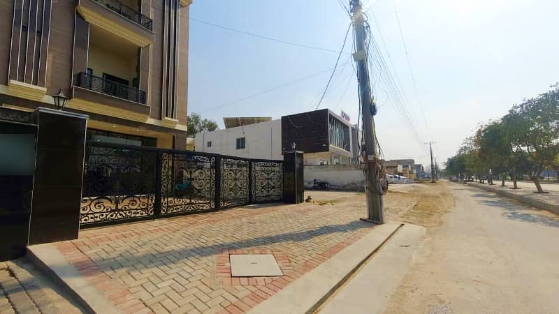You Can Find A Gorgeous Main Double Road Building For Sale In LDA Avenue 1