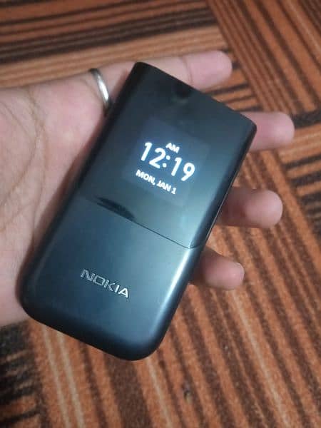 Nokia 2720 flip phone 0