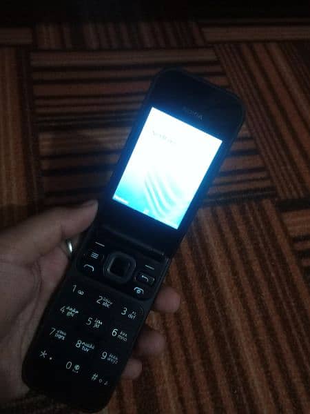 Nokia 2720 flip phone 4