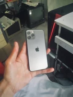 iphone 11 Pro Factory Unlock Waterpack 10/10 exc possible urgent sell