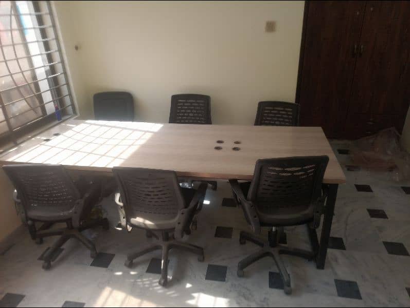 Office Chairs And Table 0