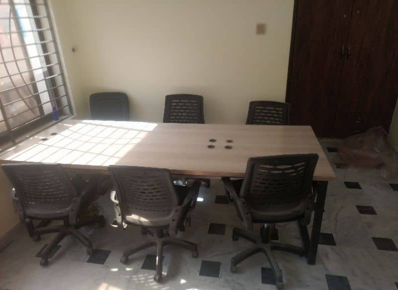 Office Chairs And Table 3