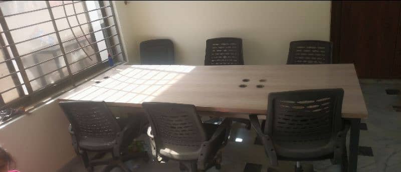 Office Chairs And Table 8