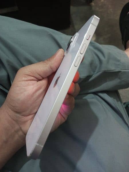 iPhone 13 white colour 0