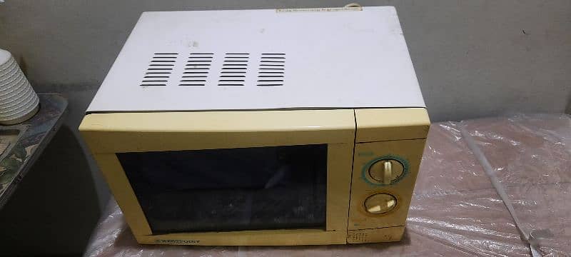 microwave oven in Goof condition 0