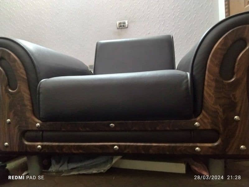 10/10 condition Diamond Faux leather relaxing/study sofa 2