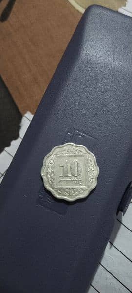 33 years old antique coin good condition. pakistani 10 pesa. 0