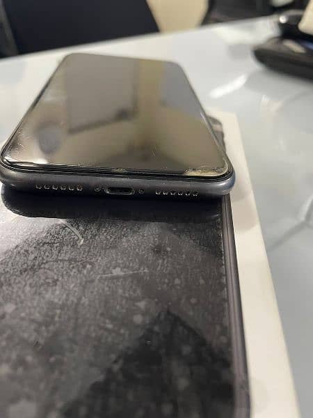 iPhone 11 pta proved 9 / 10 condition 5