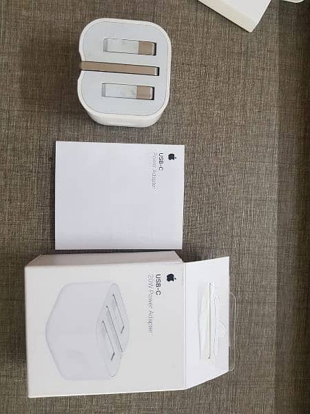Apple Original 20 W charger 1