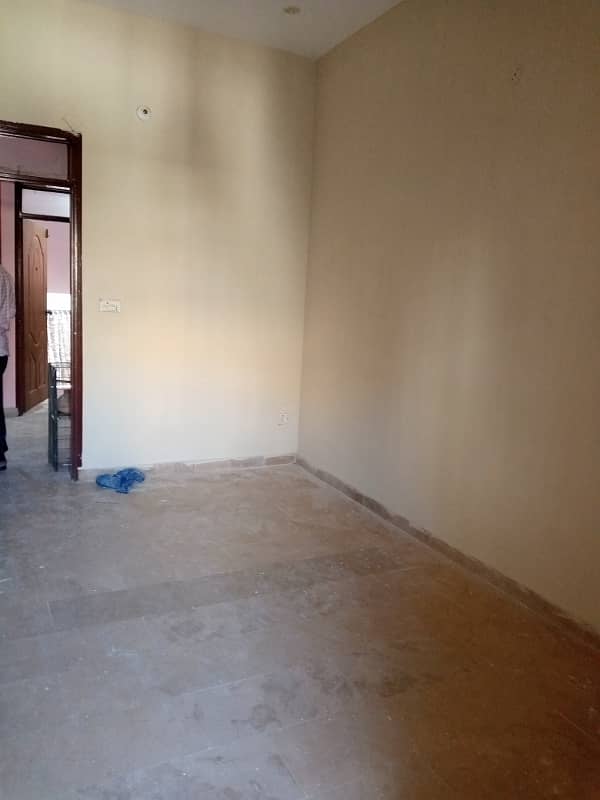 2nd floor portion is available for rent in mehmoodabad 4