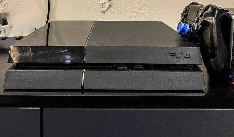 PS4 with 1 controller & 2 games 1