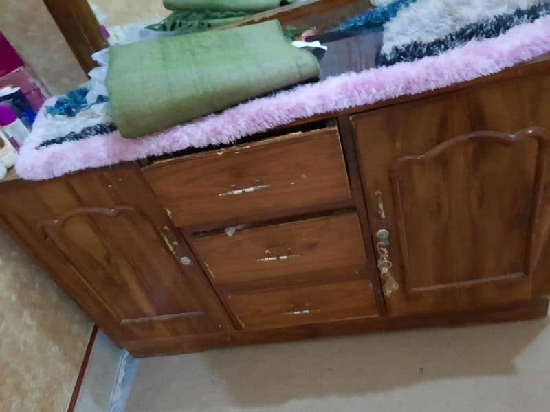 dressing table condition 10/7 lock available 0