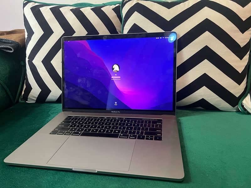 Macbook pro 2019 15”core i7 16/512 4GB Graphics in excellent condition 7