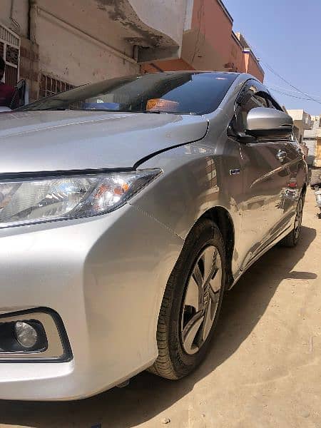 I am selling my car Honda Grace hybrid 2015 registration 2019 in Sindh 4