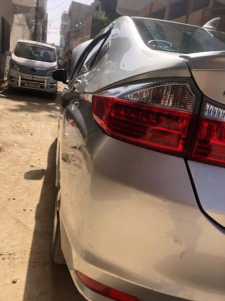 I am selling my car Honda Grace hybrid 2015 registration 2018 in Sindh 5