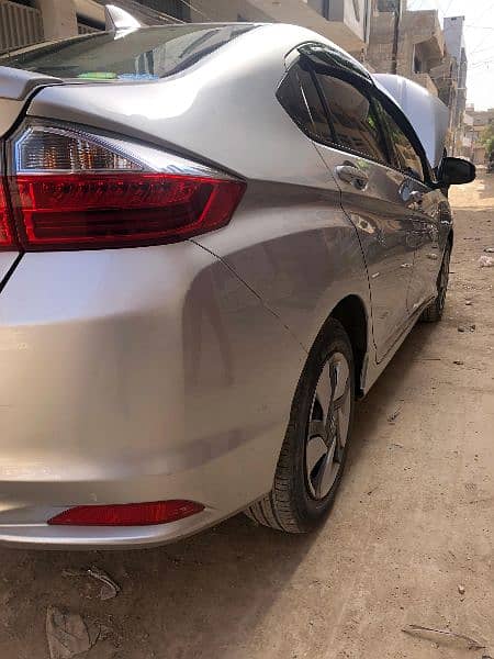 I am selling my car Honda Grace hybrid 2015 registration 2018 in Sindh 6