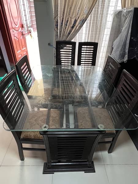4 seater dining table with exta 4 chairs very good condition 0