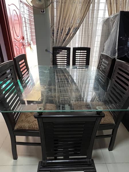 4 seater dining table with exta 4 chairs very good condition 4