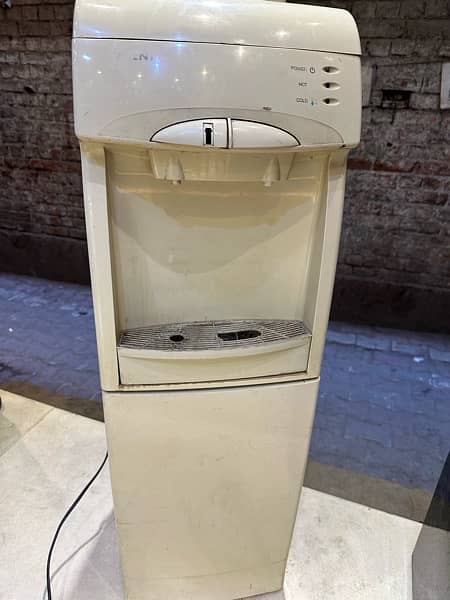 Orient Water Dispenser. Pani thandha nhe kr rha bs garam kr rha hai. 1