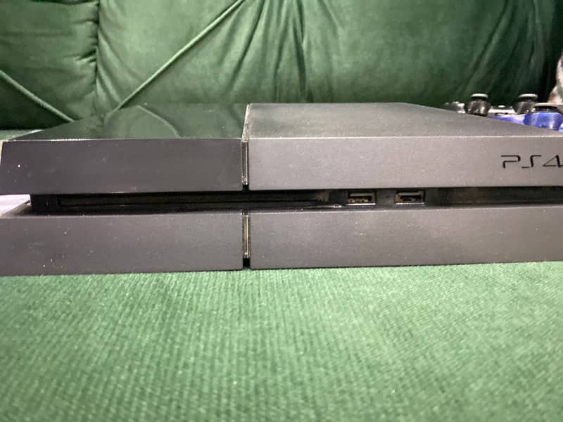 PS4 fat (500 gb) with 2 controler and 2 games 10/10 1