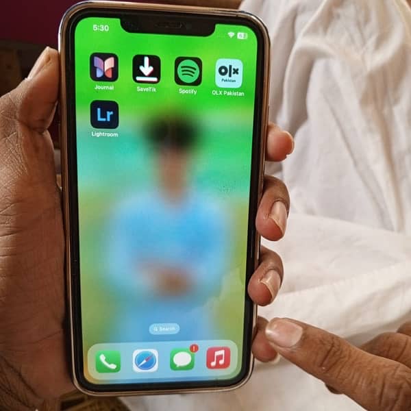 iphone xs max 4 64 good condition 2