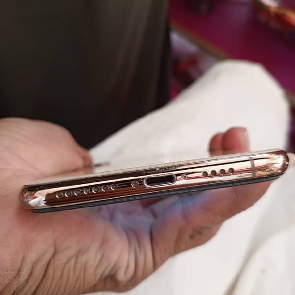 iphone xs max 4 64 good condition 3