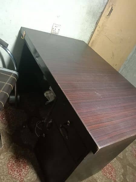 New table and chair for office use ready for sale 1