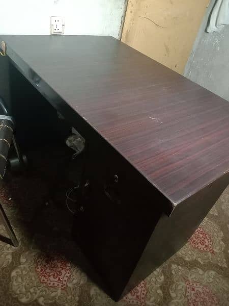 New table and chair for office use ready for sale 2