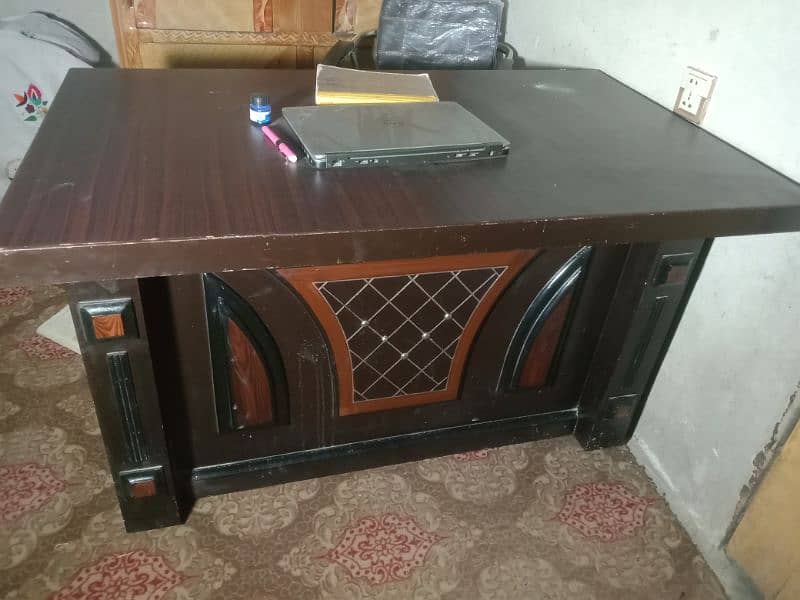 New table and chair for office use ready for sale 3