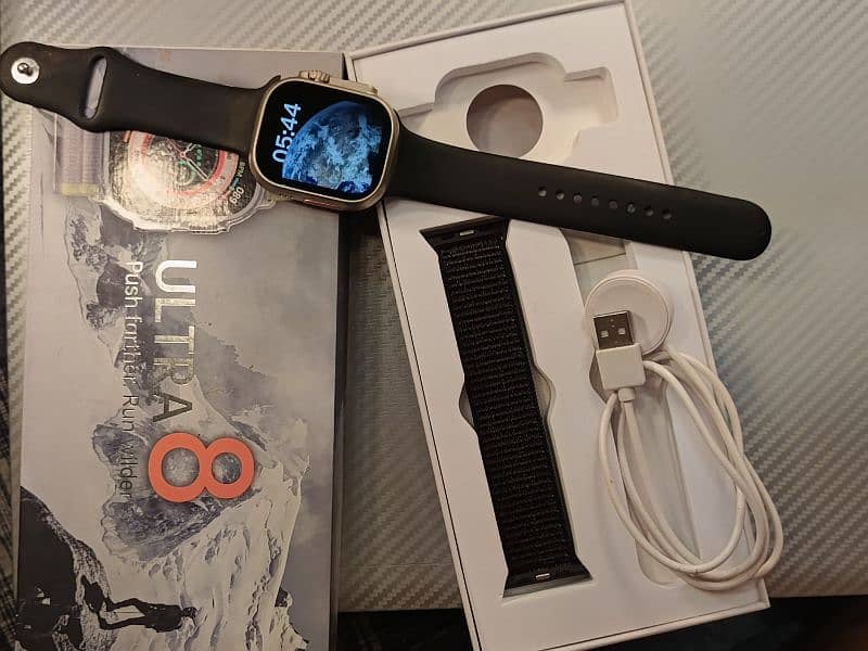 Ultra 8 Smart Watch 10/10 condition and All Futures Working 4