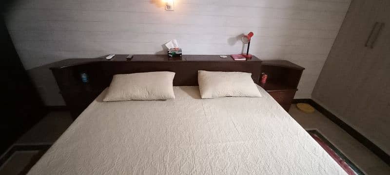 King size double bed without mattress +with 2 side tables 1