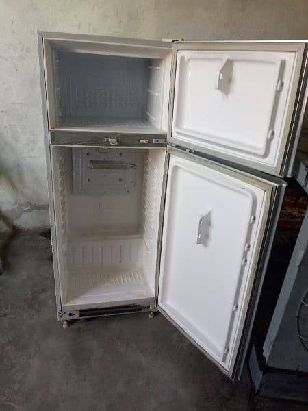 dawlance refrigerator large medium size 0