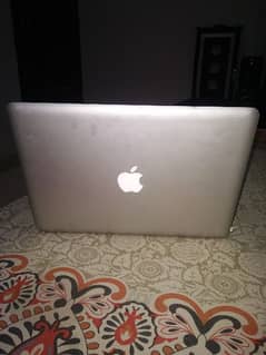 MacBook pro 13 inches early 2011