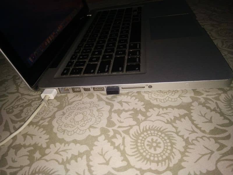 MacBook pro 13 inches early 2011 1