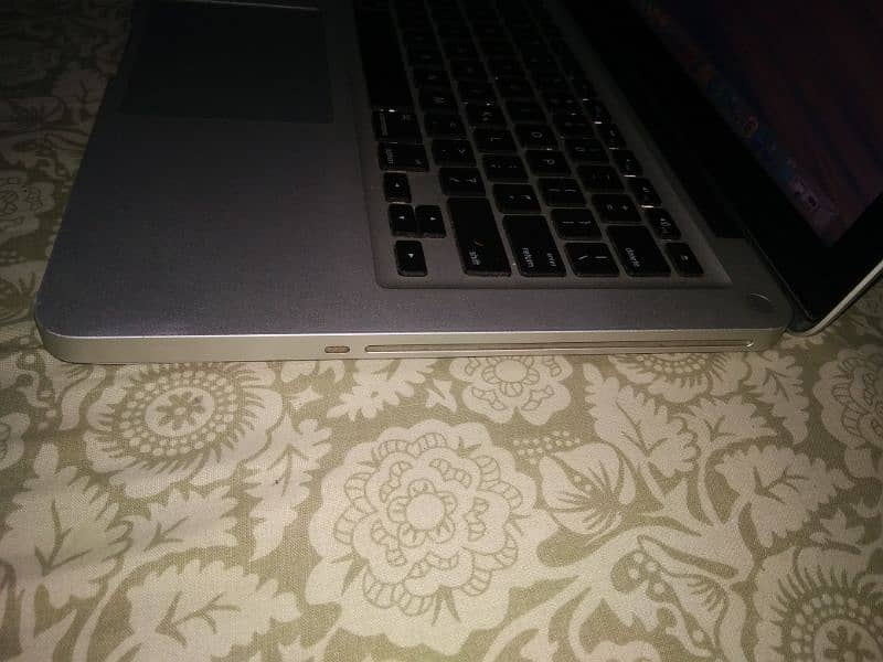 MacBook pro 13 inches early 2011 5